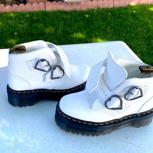 Dr. Martens White Boots!  Sz 7 women